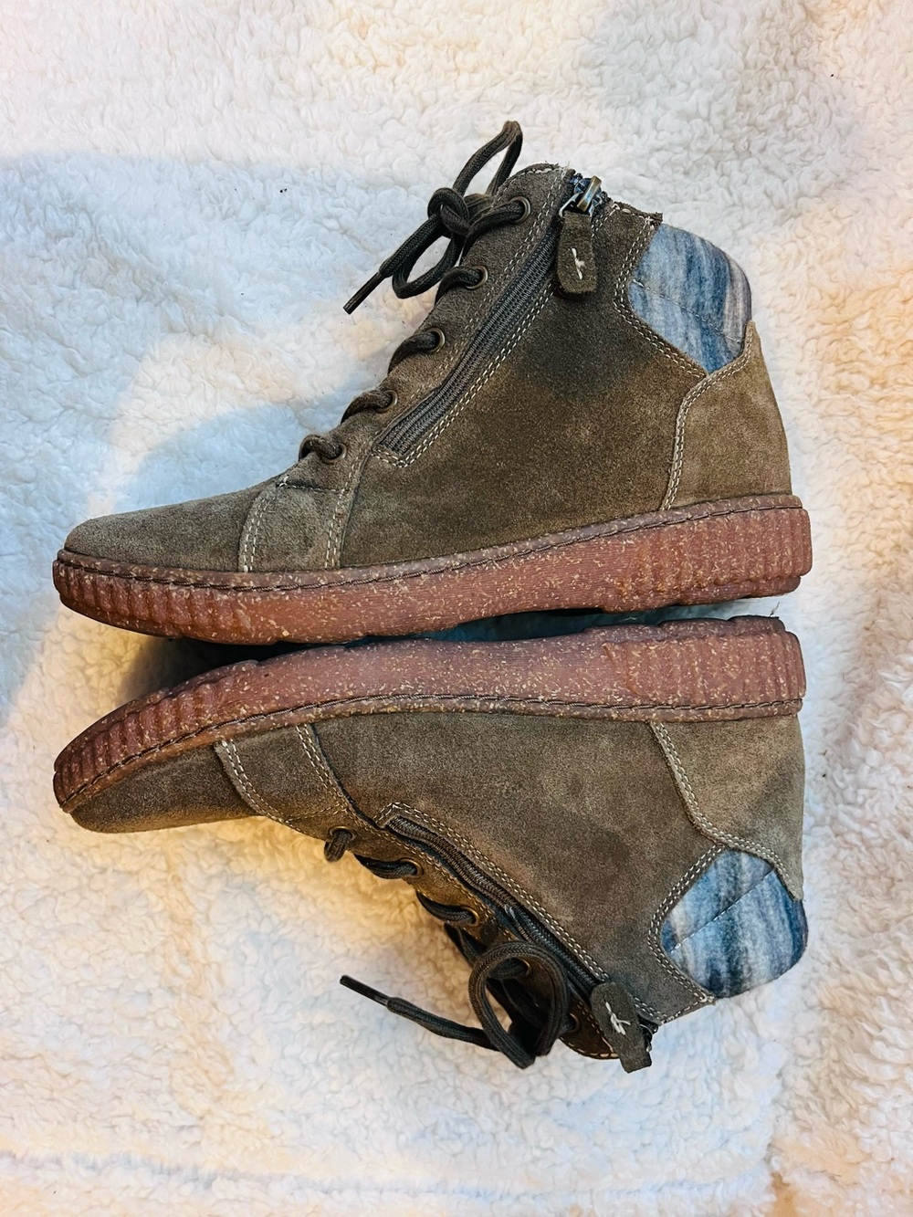 Clarks Booties Womens 9 Ankle Lave Up Boot Olive Green Suede Cushioned Flat